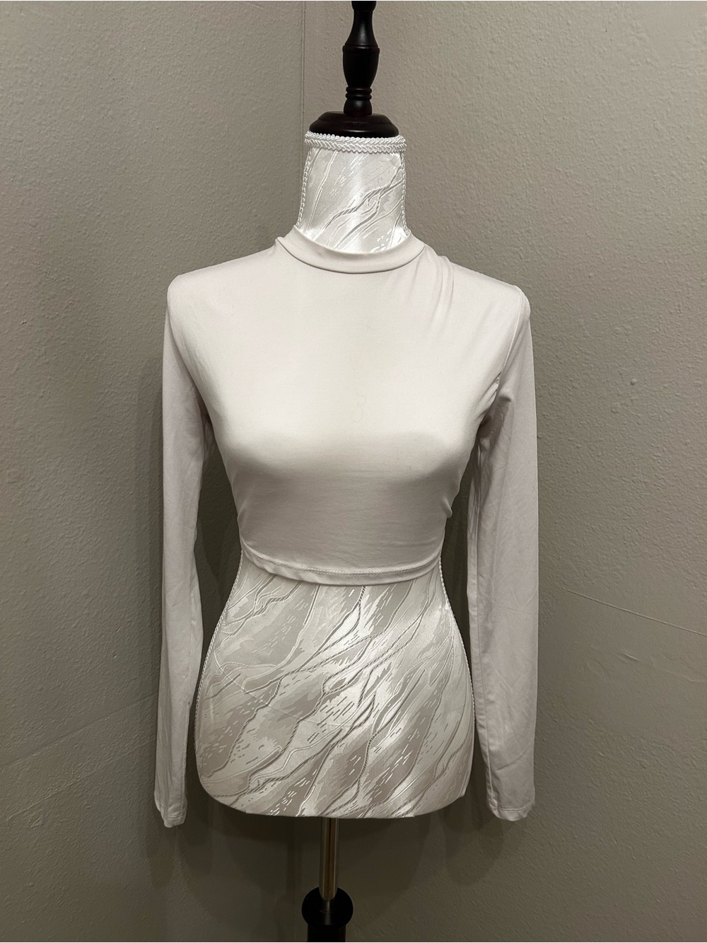 SHEIN White Mock Neck Long Sleeve Cropped Top